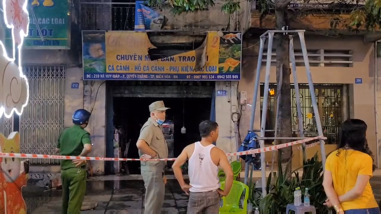 Chết cháy khi ghen tuông mang xăng đi đốt nhà yêu cũ -0