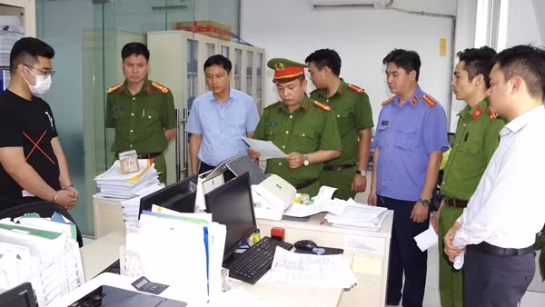 Nhân viên ngân hàng cho vay lãi nặng và cưỡng đoạt tài sản
