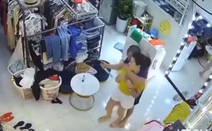 Khởi tố đối tượng cầm dao đe dọa, định hiếp dâm chủ cửa hàng quần áo -0