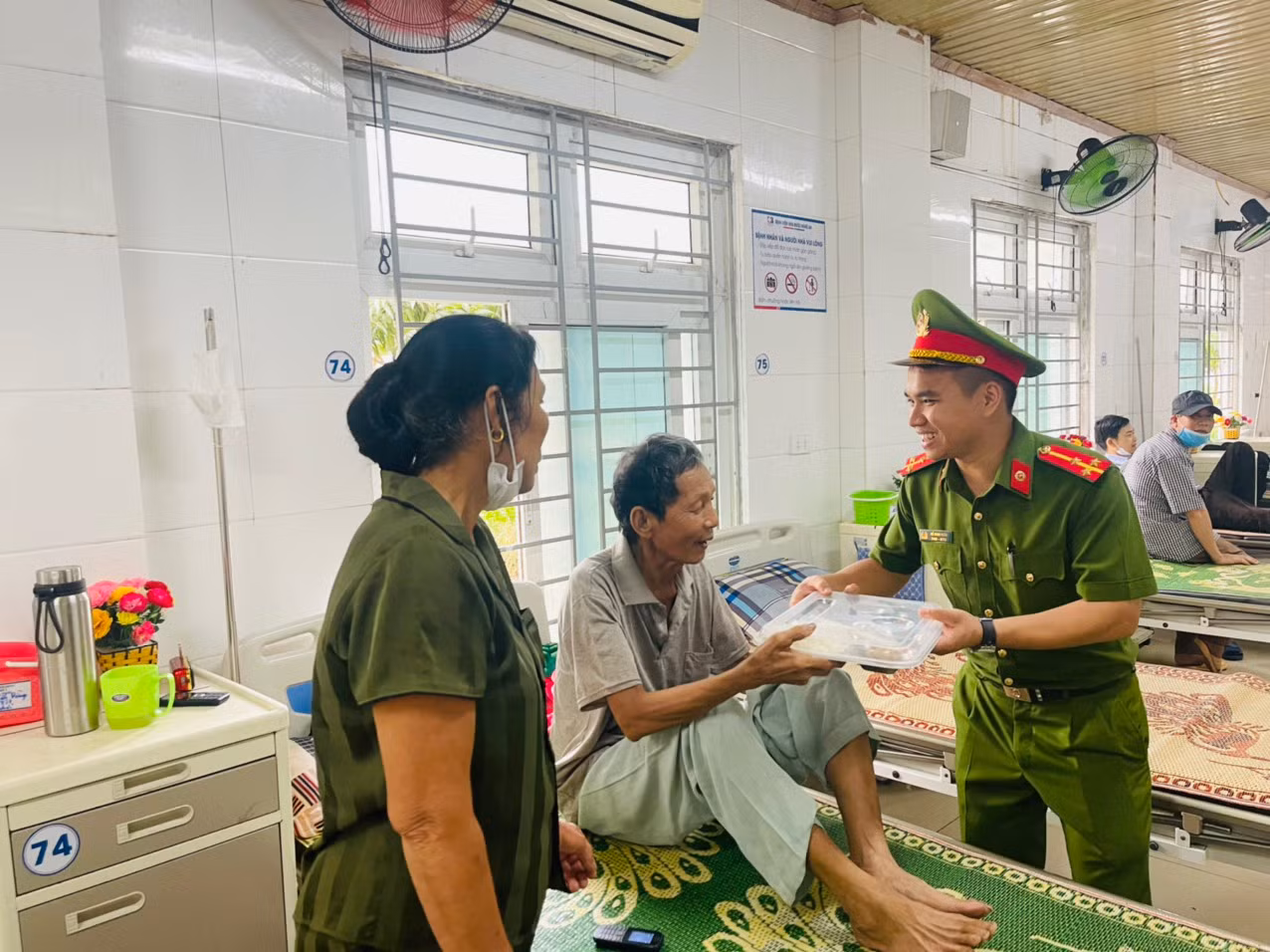 Trao hơn 300 suất cơm, cháo cho bệnh nhân hiểm nghèo -0