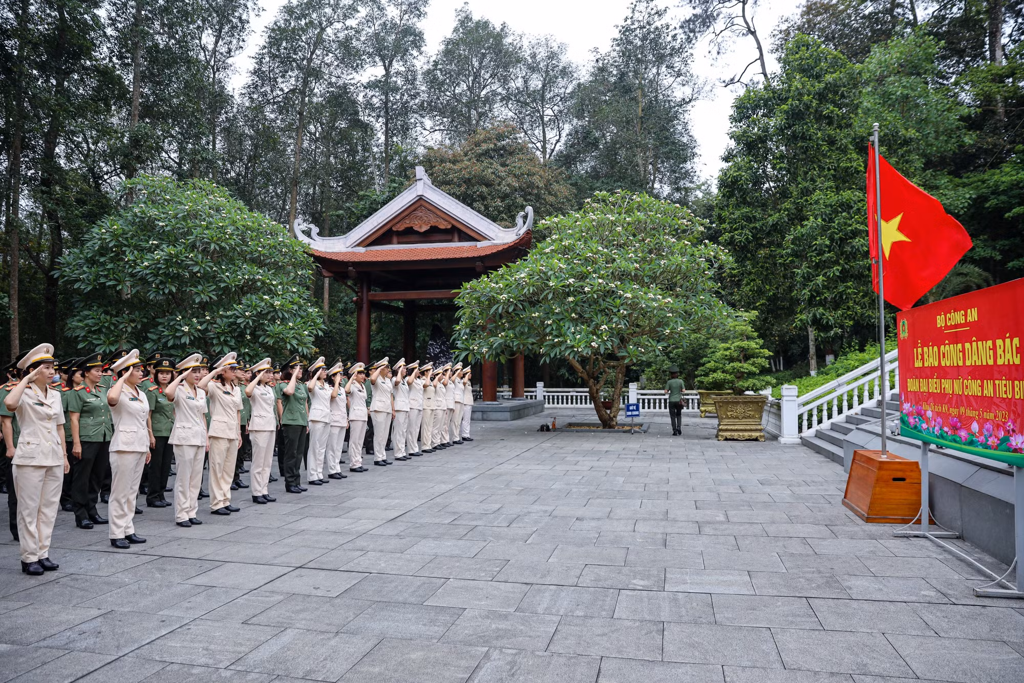 Đoàn Phụ nữ Công an tiêu biểu dâng hương viếng Chủ tịch Hồ Chí Minh tại Khu di tích K9 -0