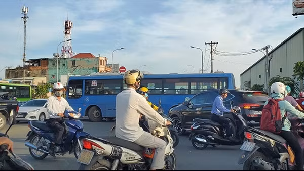 Cần xe buýt nhỏ để trung chuyển khách ra đường lớn