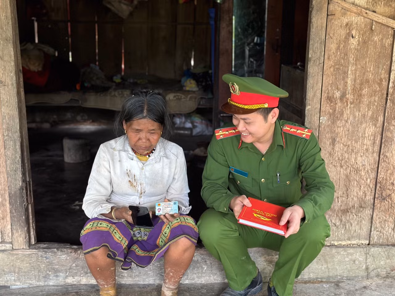 anh tích cực gần dân, lắng nghe nguyện vọng, tâm tư của nhân dân.jpg -0