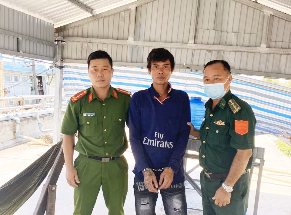 Bắt đối tượng trốn nã trên tàu đánh cá -0