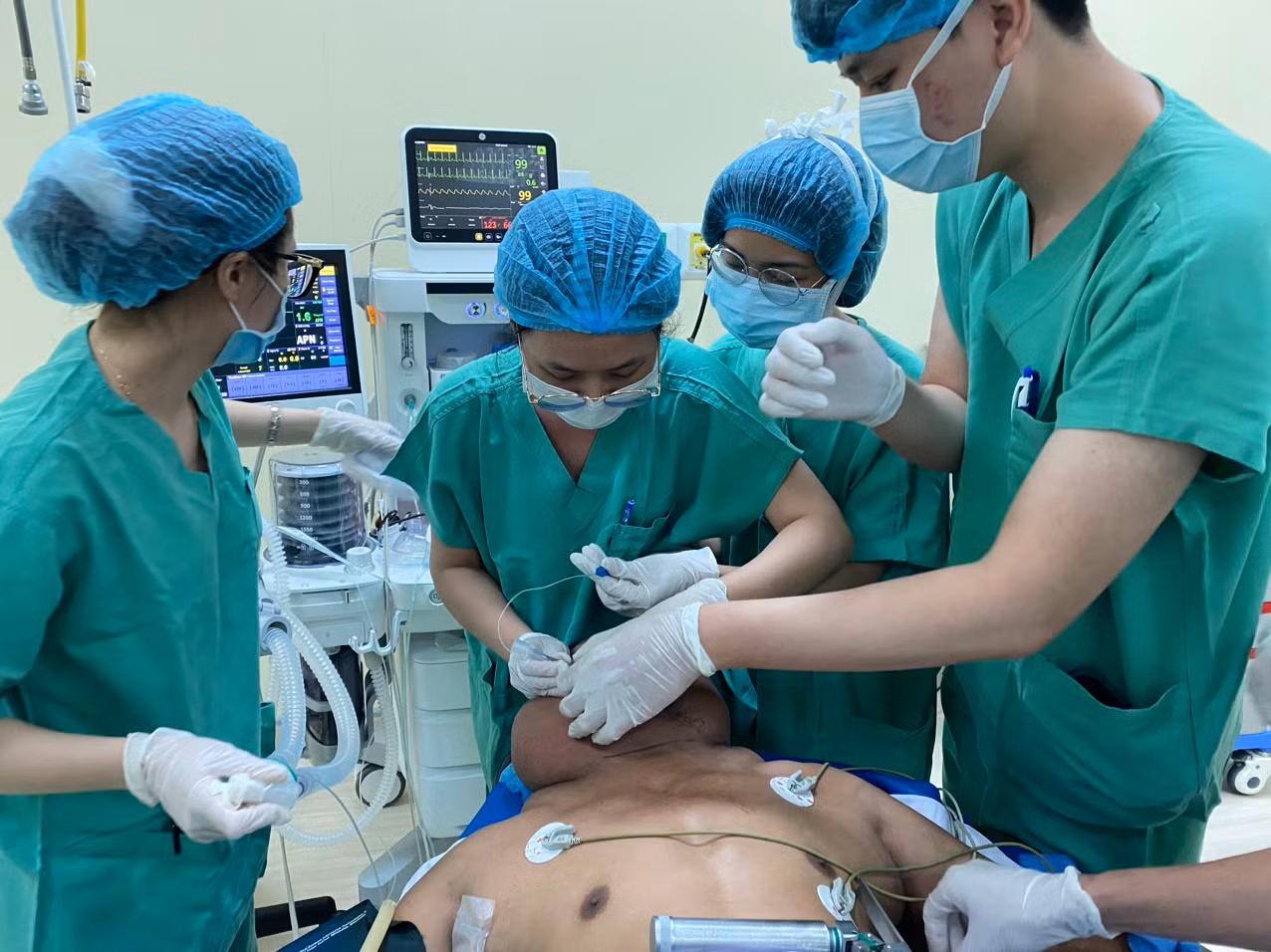 Bệnh viện 199 (Bộ Công an) phẫu thuật thành công cho bệnh nhân mắc bệnh lạ Madelung có khối u khủng nặng 4kg -0