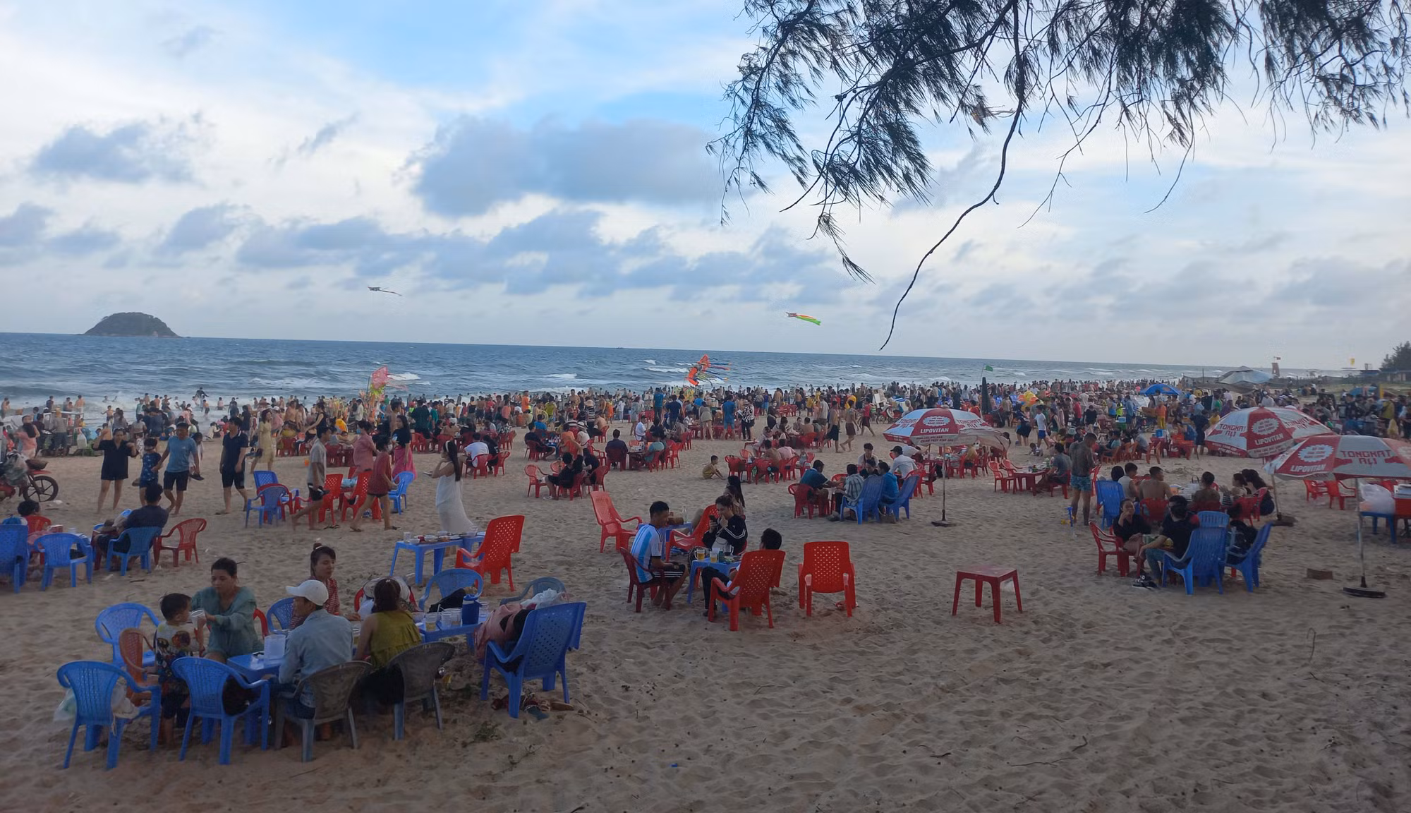 Các bãi biển ở Bình Thuận đông nghẹt người nhờ cao tốc Phan Thiết - Dầu Giây -0