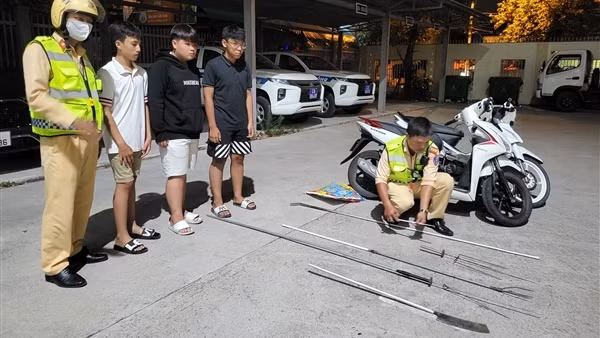 CSGT phát hiện nhóm tuổi teen cất giấu nhiều hung khí tự chế