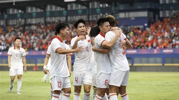 Thắng dễ Singapore, U22 Việt Nam leo lên đầu bảng