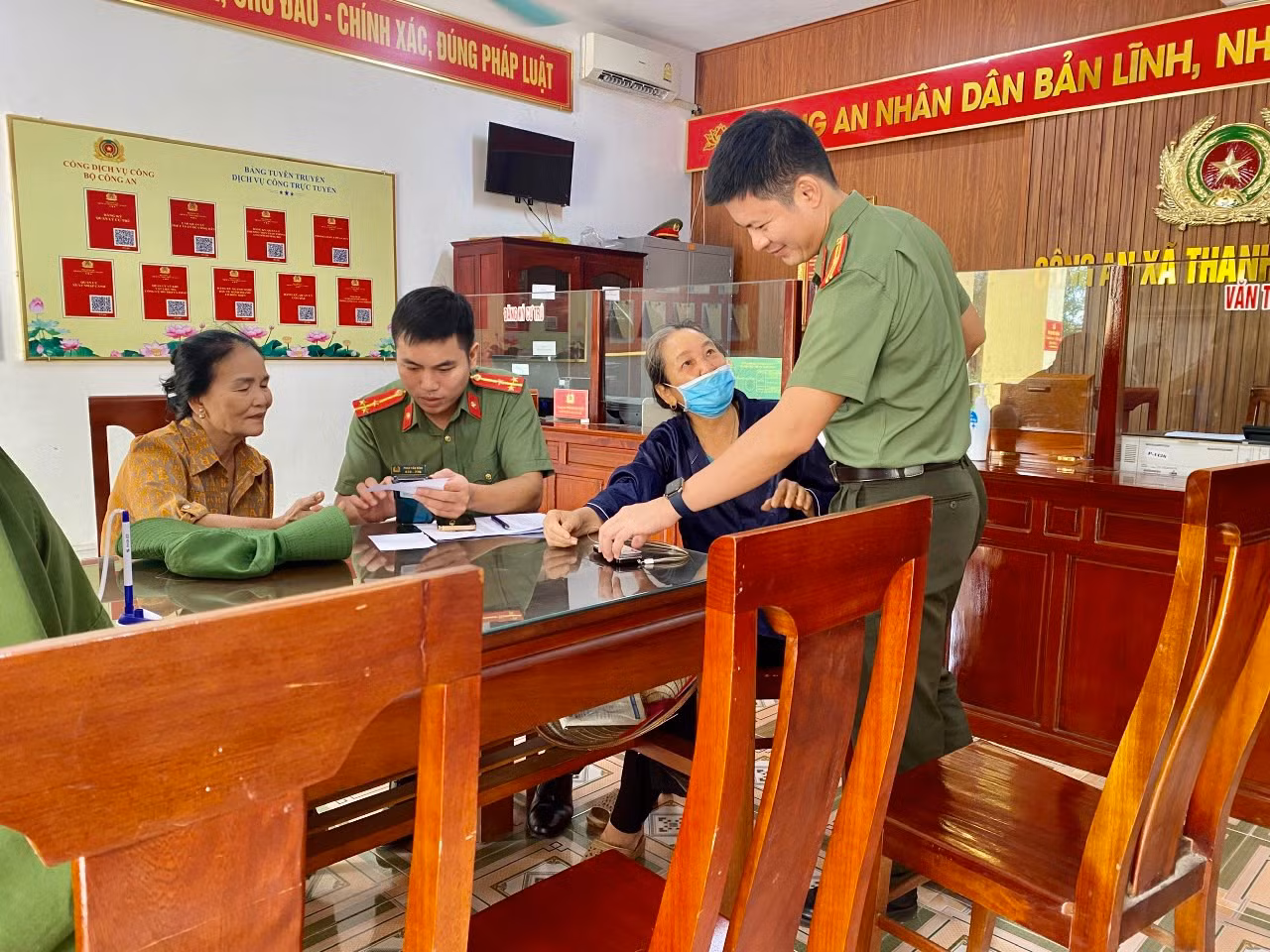 Xuyên lễ cấp CCCD, định danh điện tử cho người dân Hà Tĩnh -2