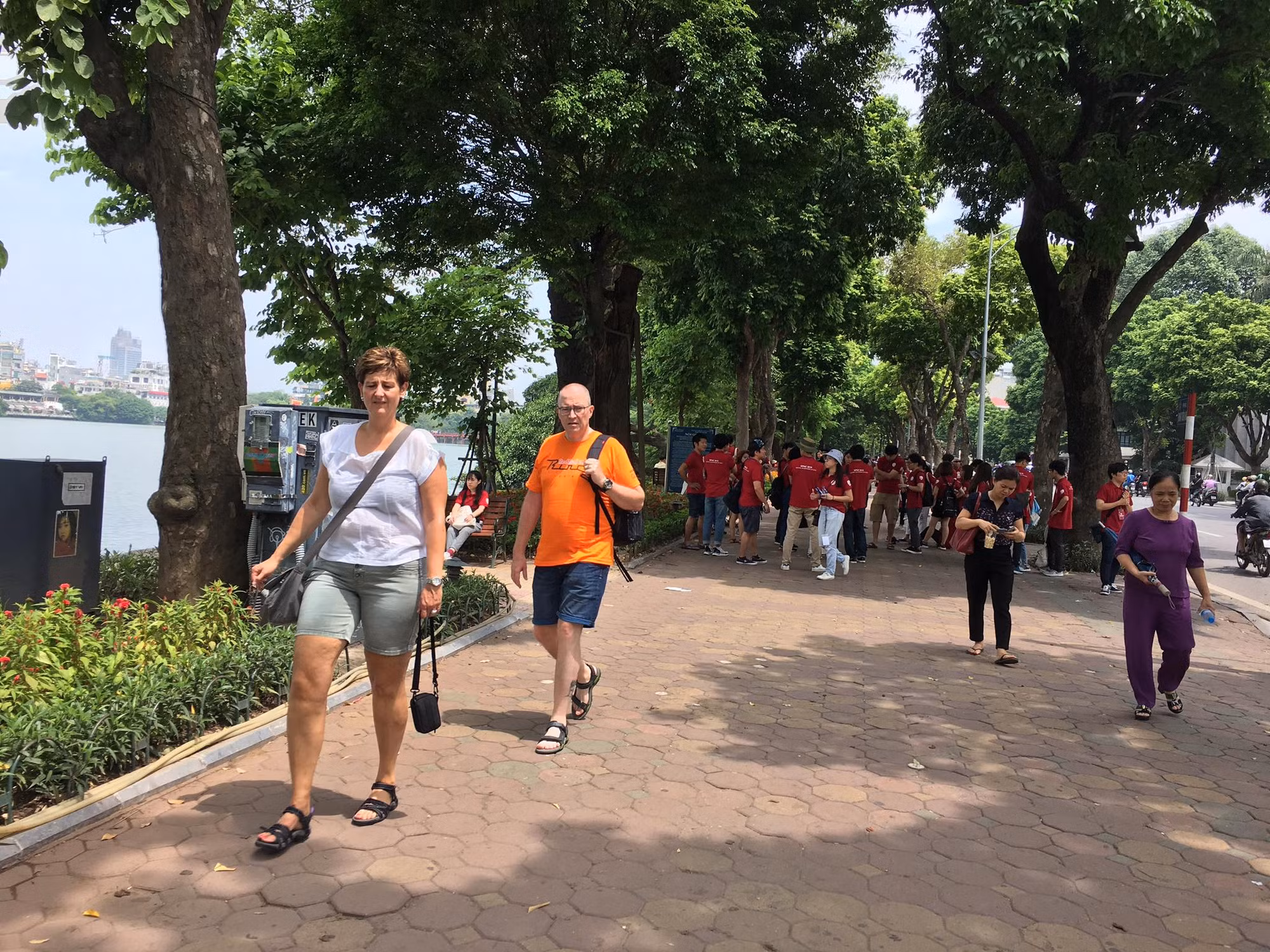 Ngành dịch vụ và làn sóng thương mại được kỳ vọng tạo đà cho kinh tế phục hồi -0