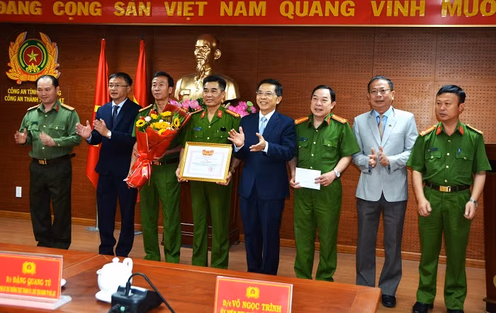 Khen thưởng CBCS lập thành tích xuất sắc trong lễ 30/4 -0