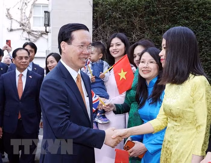 Chủ tịch nước thăm Đại sứ quán và cộng đồng người Việt tại Anh -0