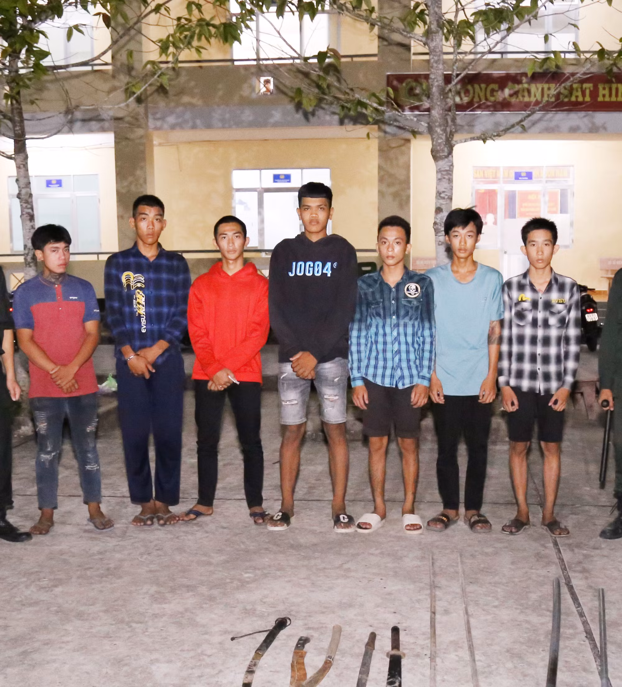 Băng nhóm đâm chết đối thủ giữa đêm khuya do mâu thuẫn trên mạng xã hội -0