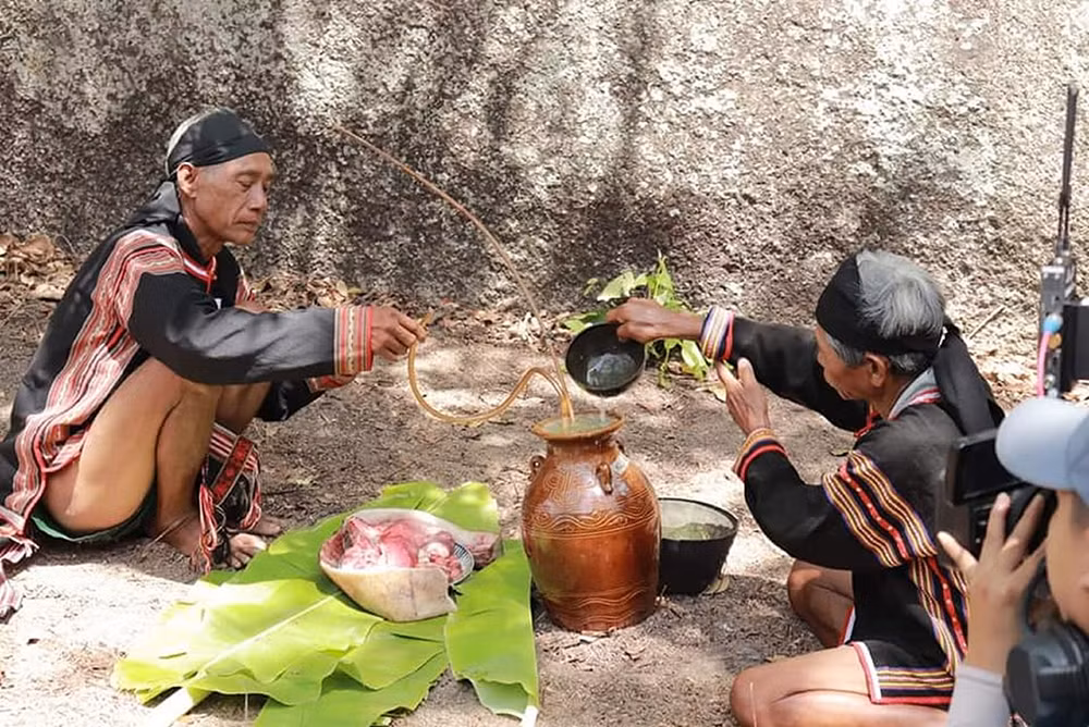 Cầu mưa trên đỉnh núi thần -0