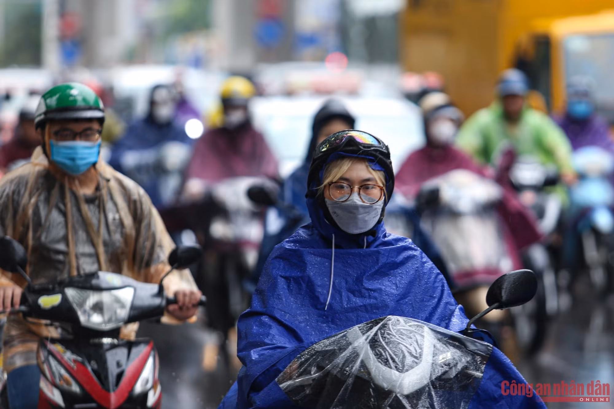 Hà Nội ùn tắc nghiêm trọng trong cơn mưa lớn ngày đầu tuần -3