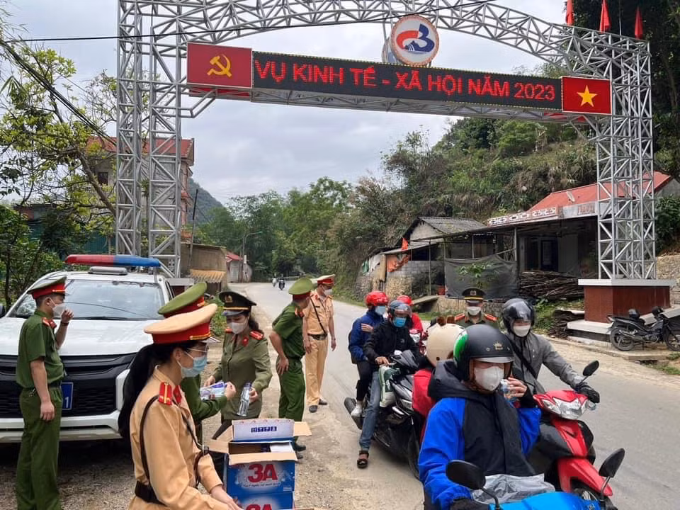 Người dân xúc động với tình cảm của CBCS Công an trên đường trở về sau kỳ nghỉ lễ -0