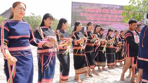 Cầu mưa trên đỉnh núi thần