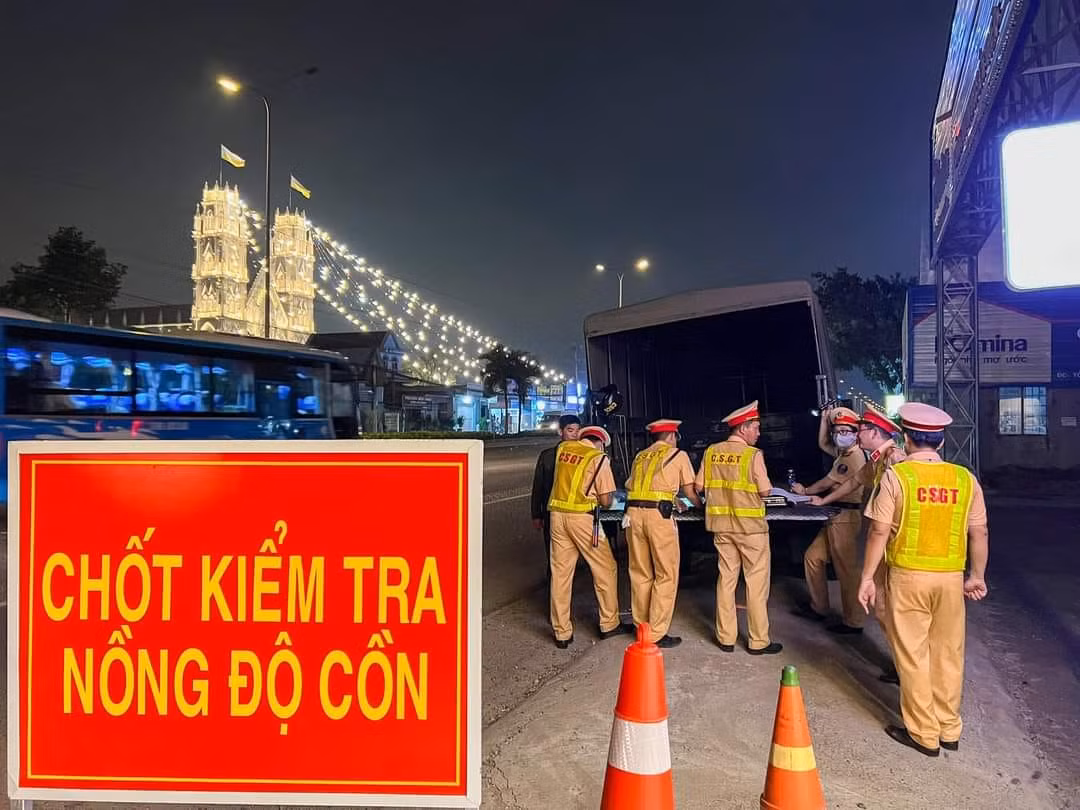 Dùng dao đe dọa và đấm vào mặt CSGT, sau khi lập biên bản vi phạm nồng độ cồn -0