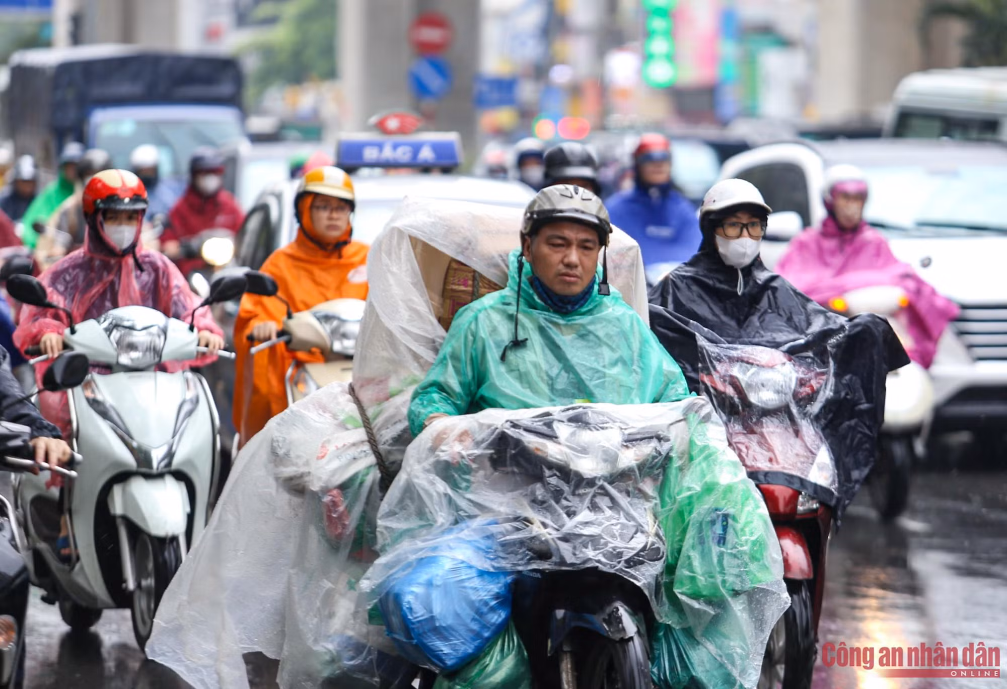 Hà Nội ùn tắc nghiêm trọng trong cơn mưa lớn ngày đầu tuần -2