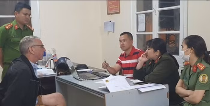 Người đàn ông nước ngoài giết vợ, đem theo 4 con dao bỏ trốn -0