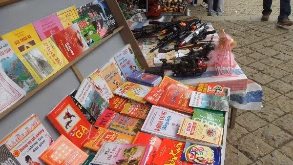 Vì sao sách mê tín dị đoan vẫn bán tràn lan?