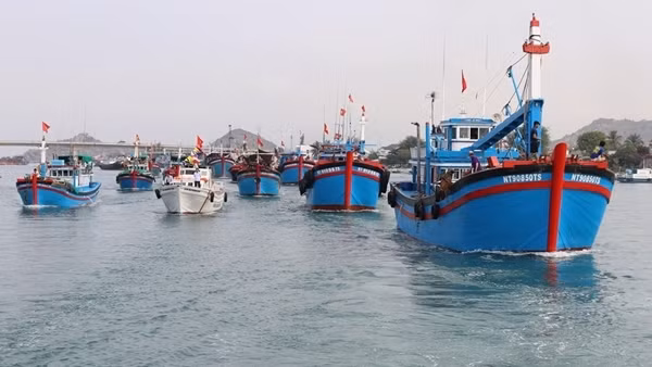 Gỡ "thẻ vàng" IUU: Tàu cá khẩn trương lắp đặt thiết bị giám sát hành trình