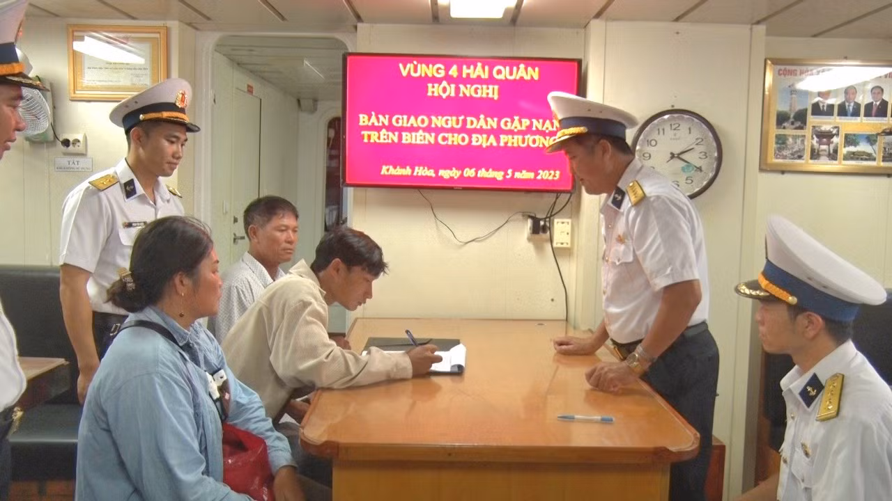 Tàu Hải quân đưa hai ngư dân lâm bệnh từ Trường Sa về Cam Ranh -0