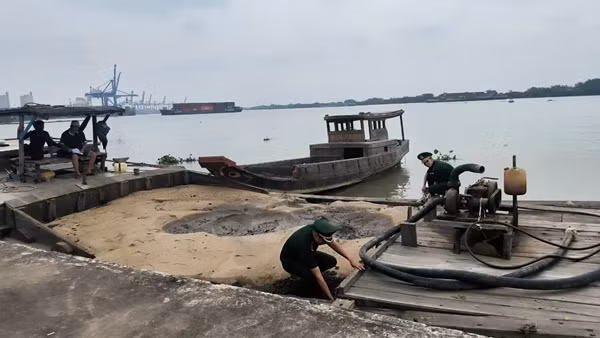 “Cát tặc” nhảy sông Đồng Nai trốn tổ tuần tra