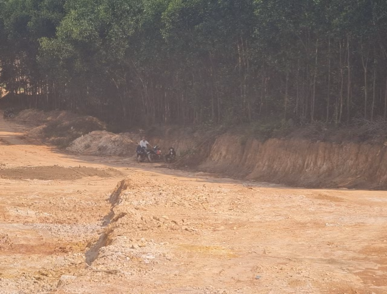 Phát hiện vụ khai thác đất trái phép quy mô lớn ngay bên hồ thủy lợi -0