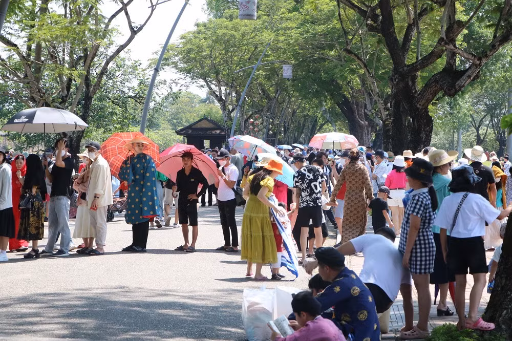 Xin lỗi du khách sau việc “đội nắng, xếp hàng mòn mỏi chỉ vì… vé điện tử tham quan Đại Nội Huế” -0