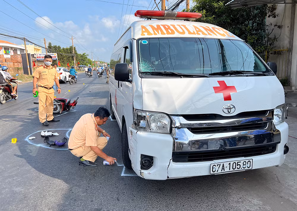 Xe chuyển bệnh từ thiện và xe mô tô tông nhau, khiến 1 người tử vong -0