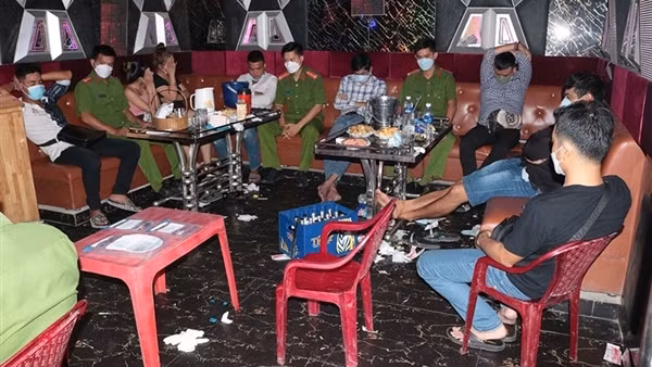 Vì sao nhiều thanh, thiếu niên sa vào "tiệc bay lắc" ở nhà nghỉ, karaoke?