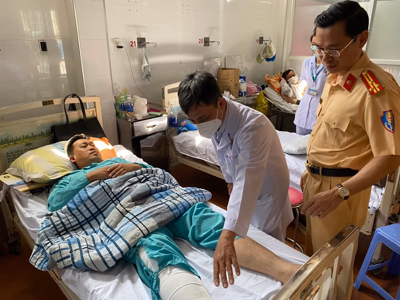 Cục CSGT thăm hỏi Đại úy Công an bị đối tượng say xỉn tông gãy chân -0