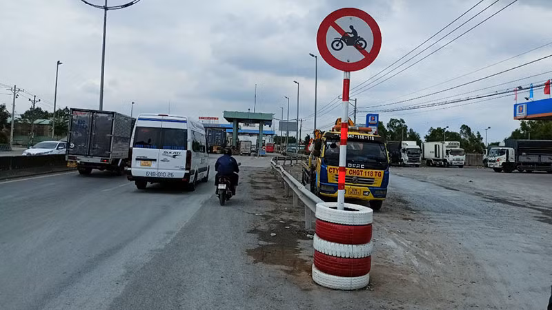 Xe máy vô tư đi vào đường cao tốc TP Hồ Chí Minh - Trung Lương bất chấp biển cấm -0