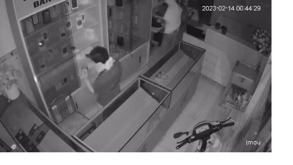 "Trộm nhí" đột nhập cửa hàng nẫng 40 điện thoại di động