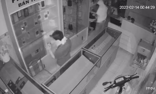 Hai trộm nhí đột nhập cửa hàng “nẫng” 40 chiếc điện thoại di động -0