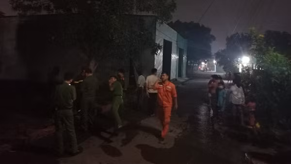 Đốt cỏ khô, lửa “liếm” gọn cả kho sơn