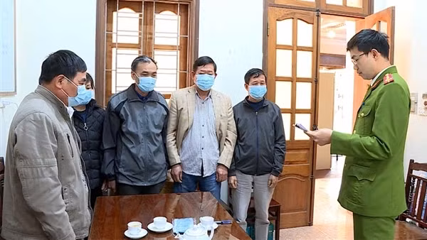 Nguyên Chủ tịch và Bí thư xã bị khởi tố do giao đất trái thẩm quyền
