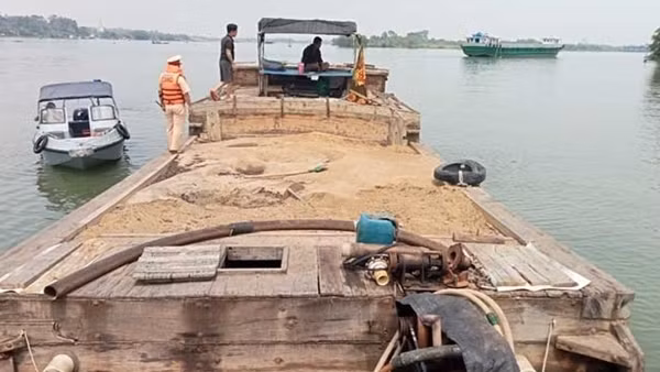 Xử lý ghe chở 50m3 cát không giấy tờ trên sông Đồng Nai
