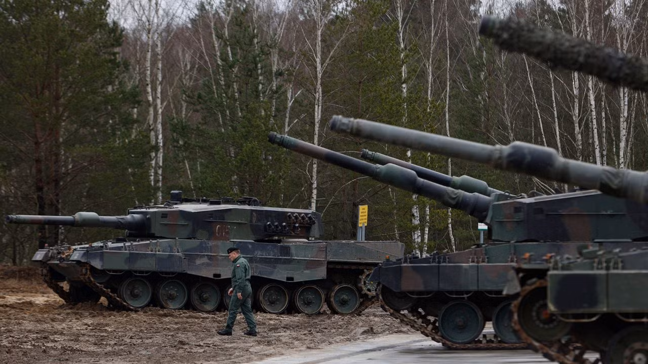 Ukraine nói đẩy lùi 90 cuộc tấn công của Nga, một nước EU lập tức gửi 3 xe tăng Leopard 2 viện trợ -0
