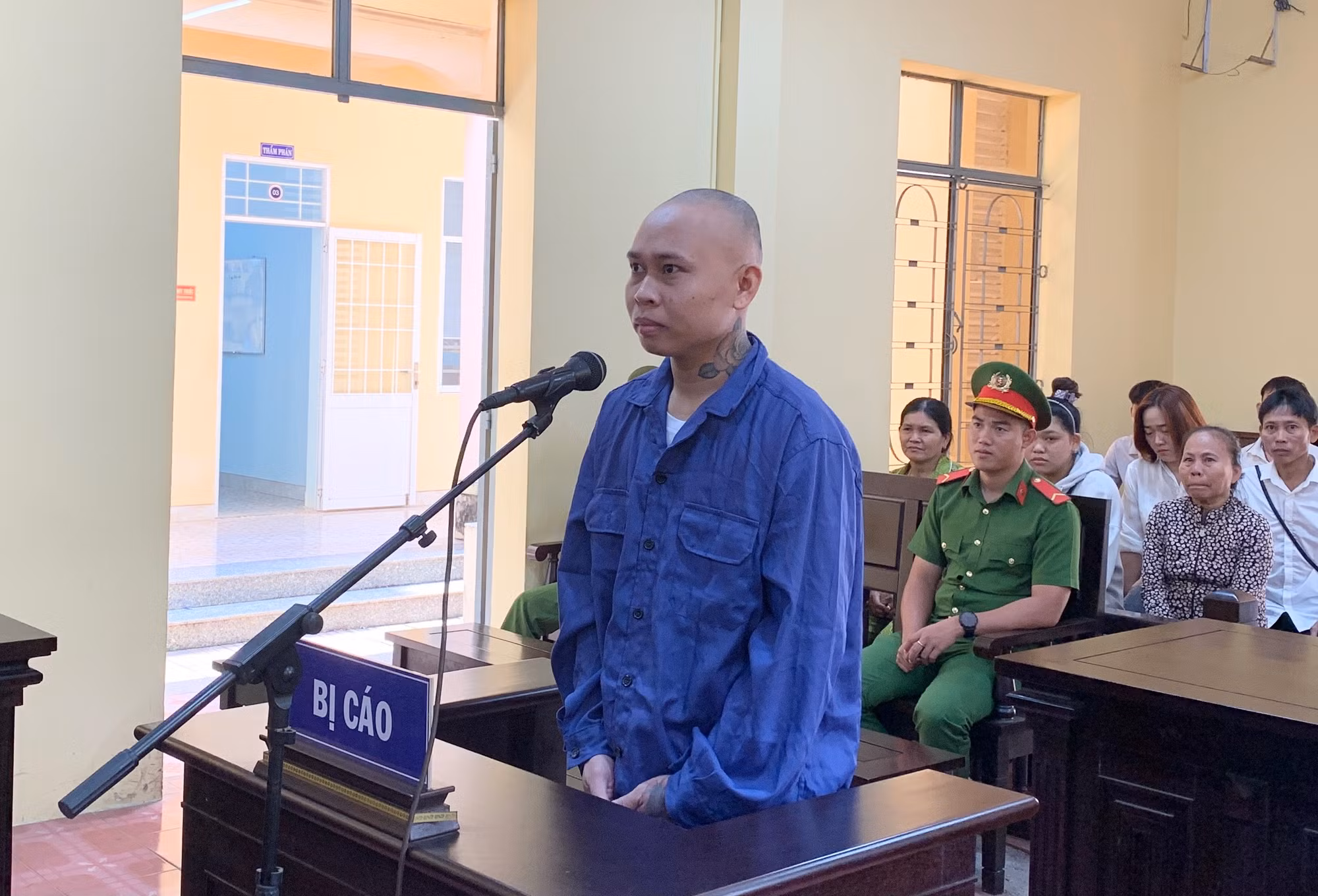 Mâu thuẫn vì tiếng nẹt pô xe, người bị đâm trọng thương, kẻ vào tù -0