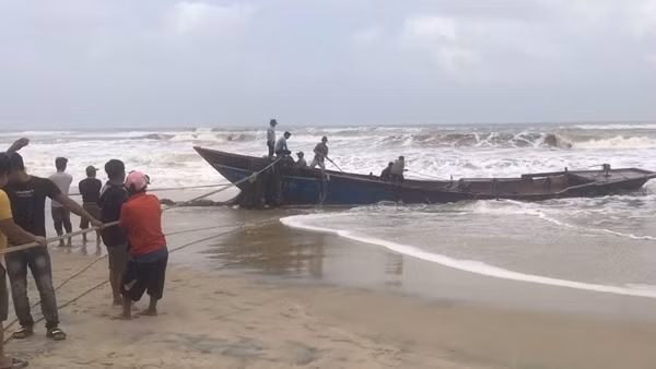 Trục vớt tàu cá chìm trên biển, vẫn chưa tìm thấy ngư dân mất tích