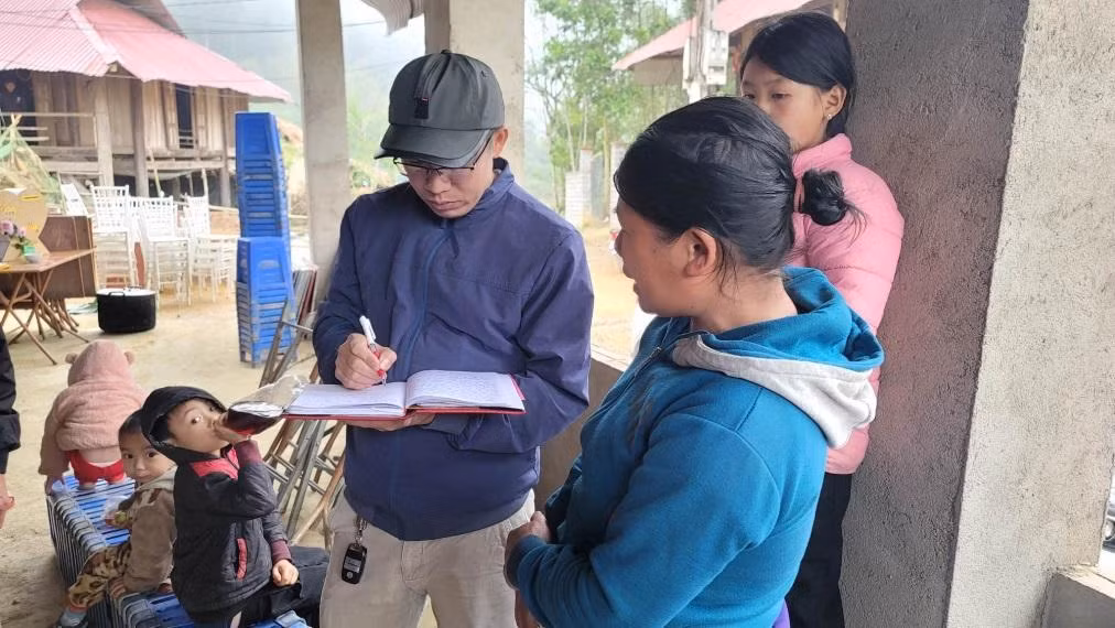Bản nghèo “cõng điện” giá cao -0