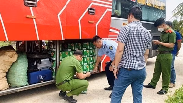 Ém gần 1000 chai bia Heineken nghi nhập lậu dưới “bụng” xe khách