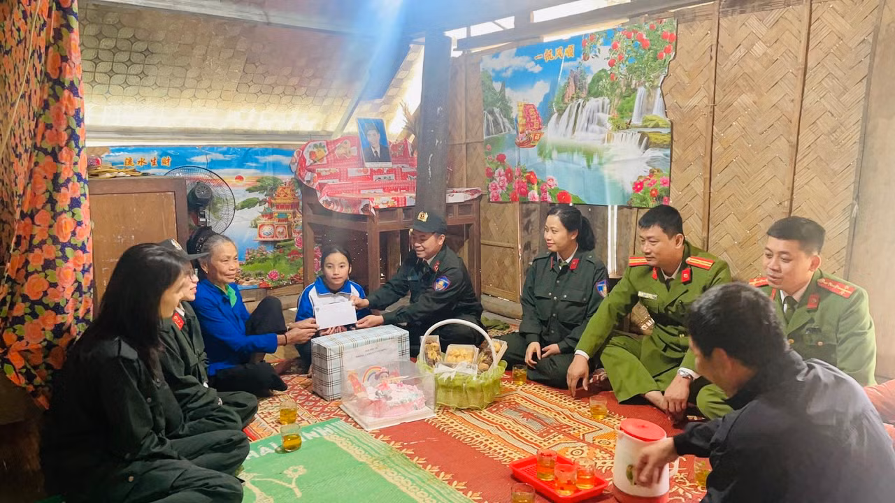 Trao nhiều phần quà cho “con nuôi” của công an -0