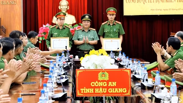 Khen thưởng CBCS kịp thời cứu nạn 2 người ngạt khí dưới bồn chứa xăng