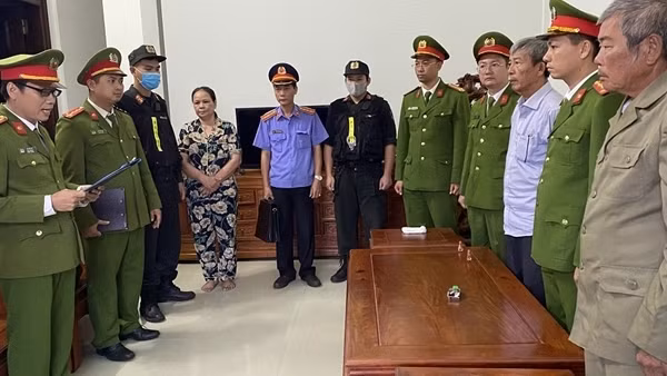 Giám đốc cùng thuộc cấp lập hồ sơ khống rút hơn 34 tỷ đồng