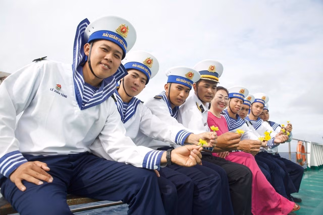 Những “hạt giống đỏ” ươm mầm nơi đất thép (bài 2) -0