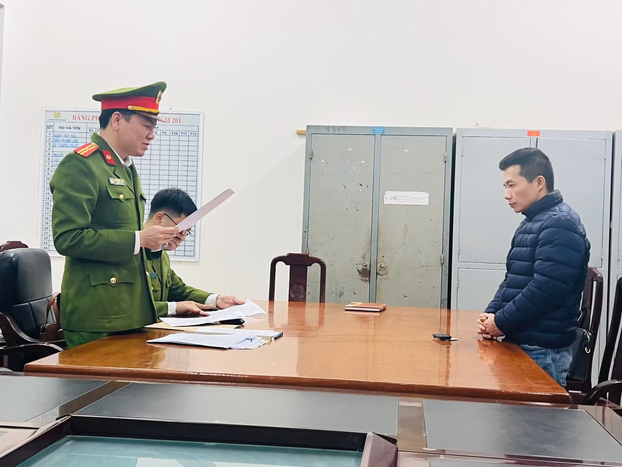 cơ quan cảnh sát điều tra đọc lệnh bắt tạm giam đối với đối tượng hoàng trọng hiếu, phó giám đốc trung tâm đăng kiểm xe cơ giới số 88-03d.jpg -0