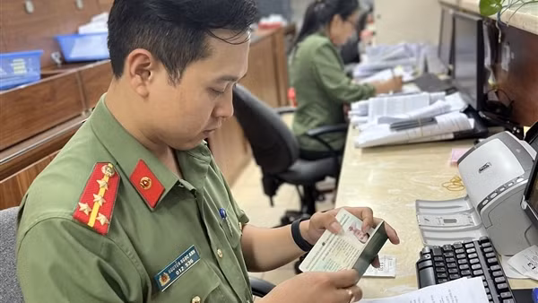 Cấp hộ chiếu phổ thông gắn chíp điện tử - chuyện bây giờ mới kể